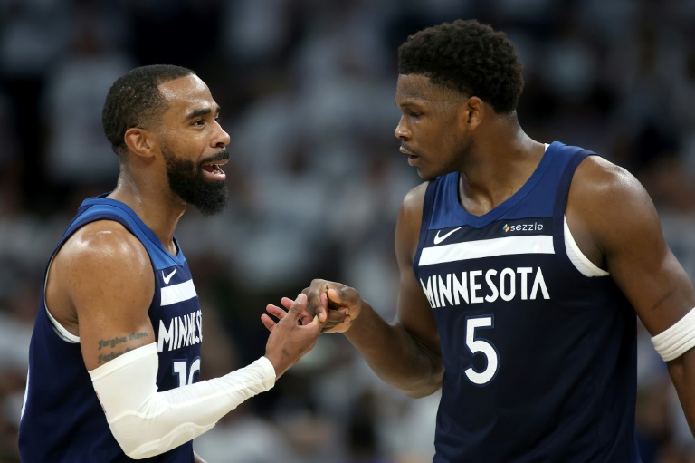 Timberwolves oust Warriors, Celtics down Knicks to stay alive