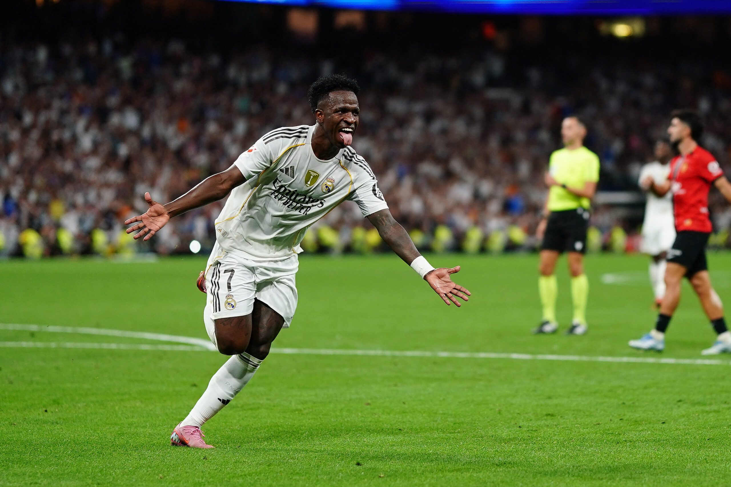 🗞️Today's front pages: Full-strength Madrid pile pressure on Barça to win