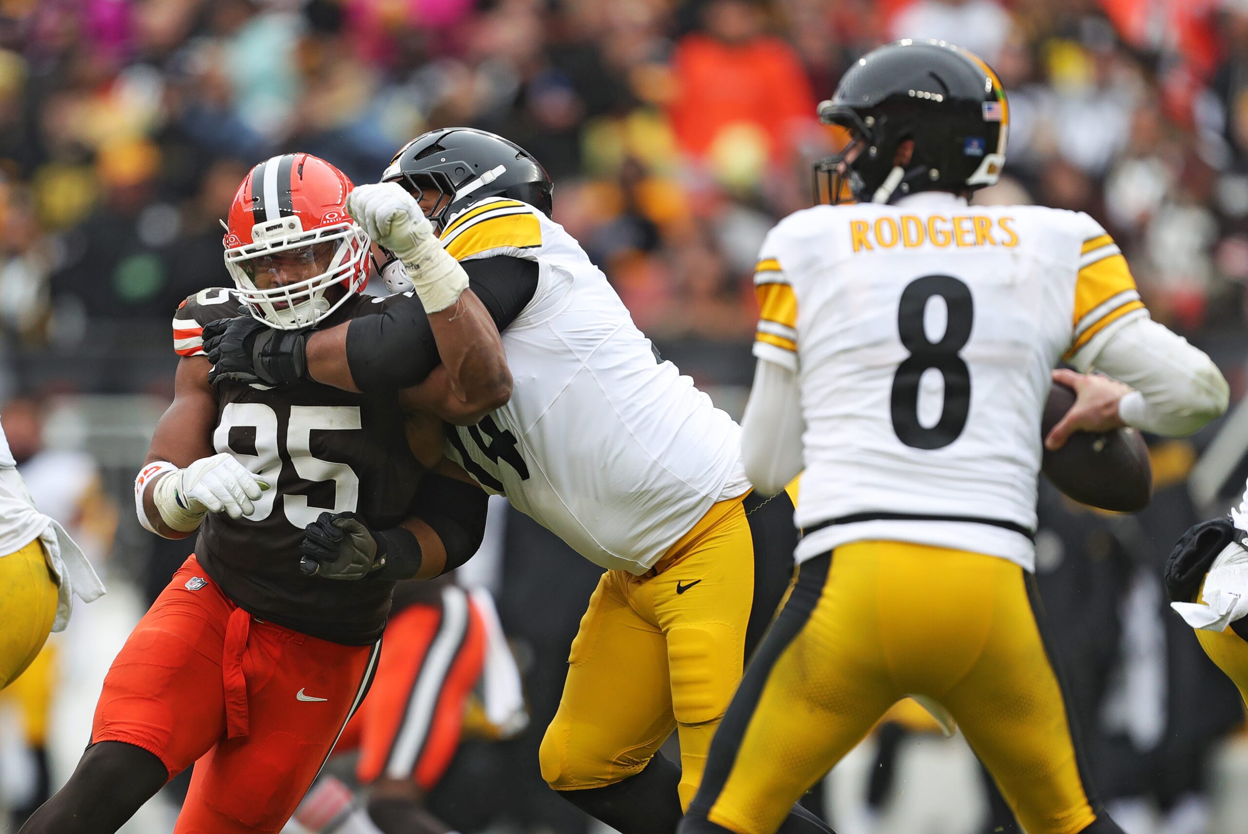 Daily Dawg Chow 12/29; Browns beat Steelers, Myles Garrett stuck on 22