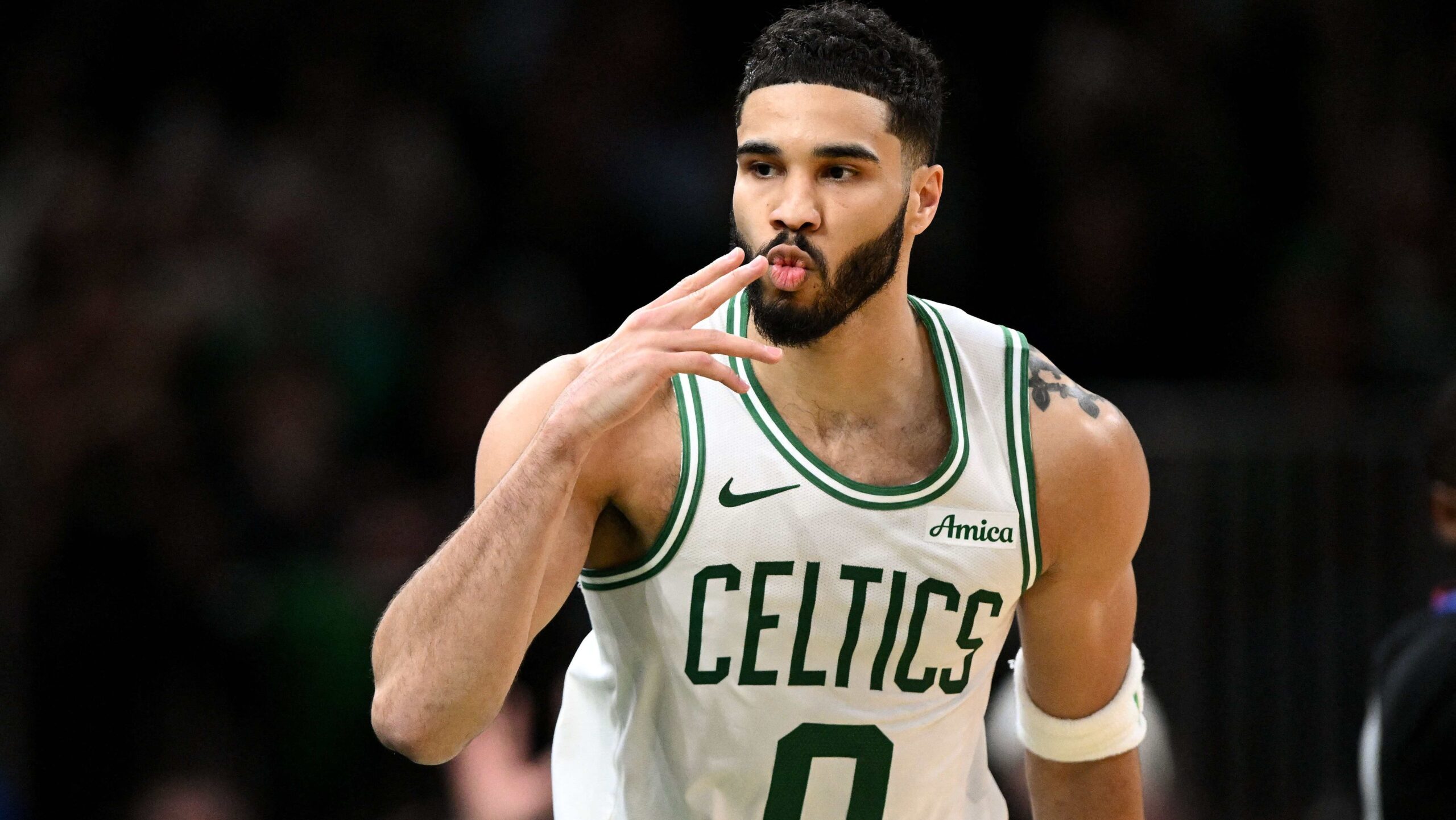 LeBron leaves with injury as Tatum, Celtics cool off Lakers