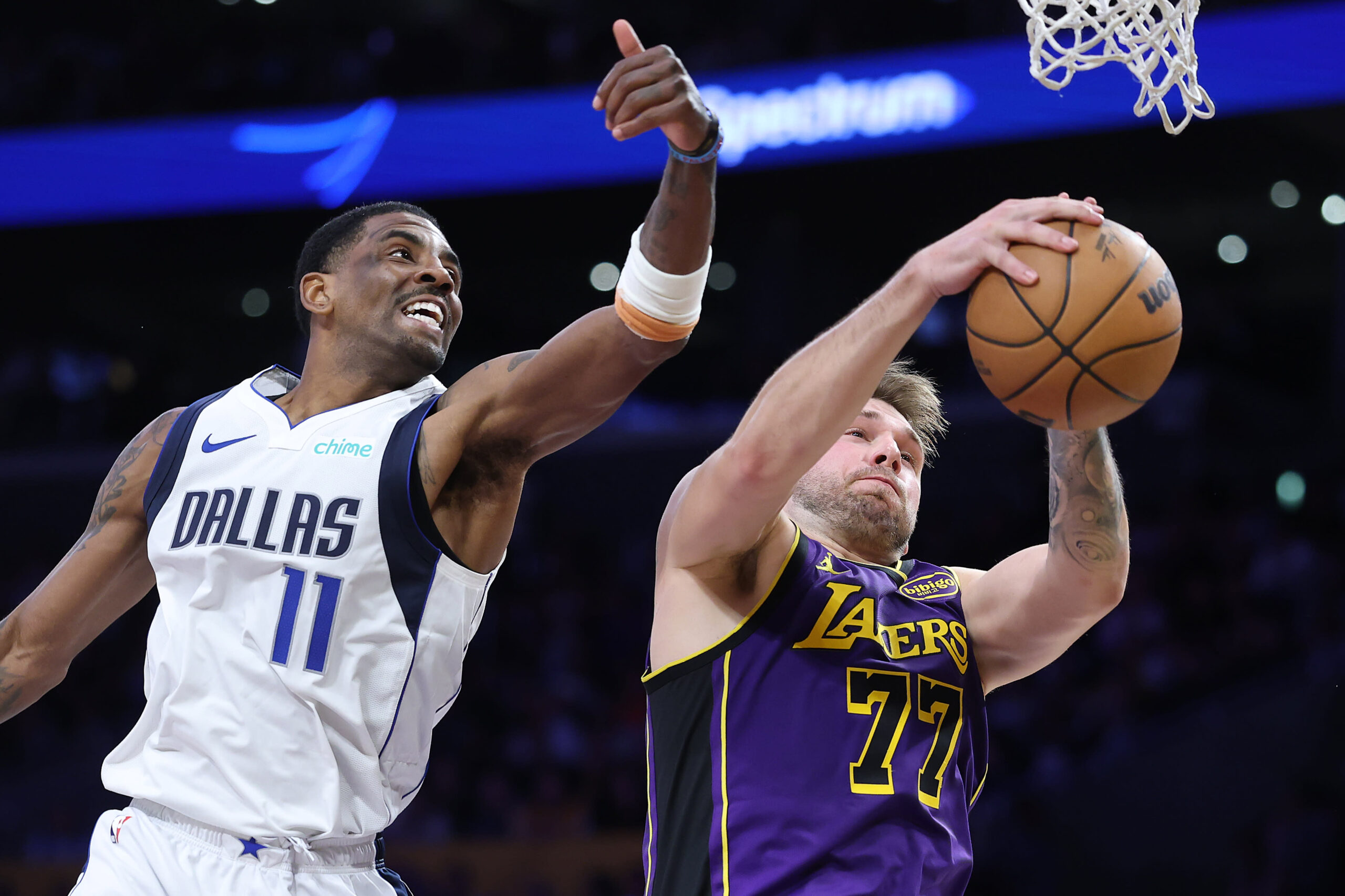 Live updates: Luka Dončić gets 1st Lakers triple-double against former team