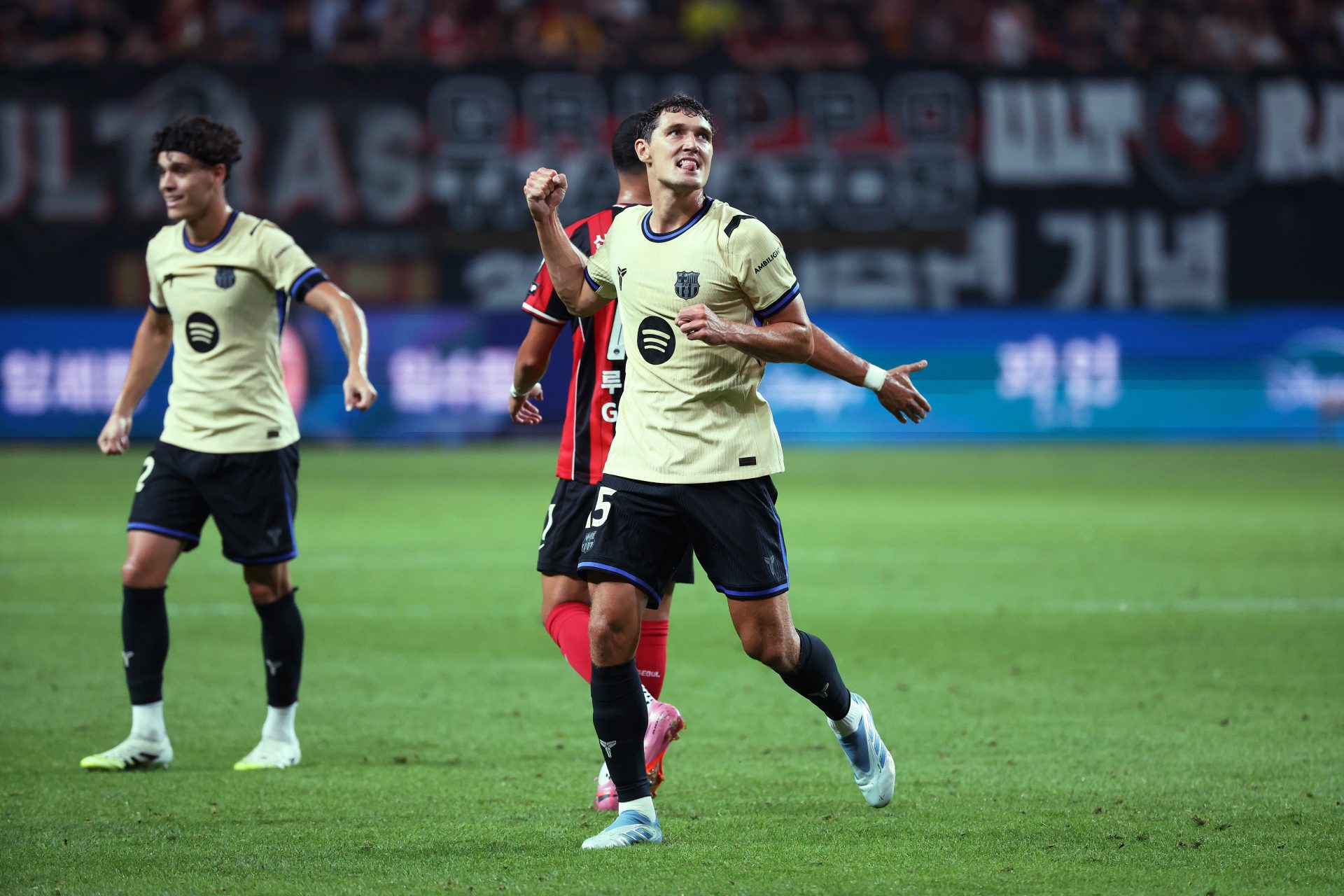 Barcelona defensive ace wants to stay at club beyond his current contract