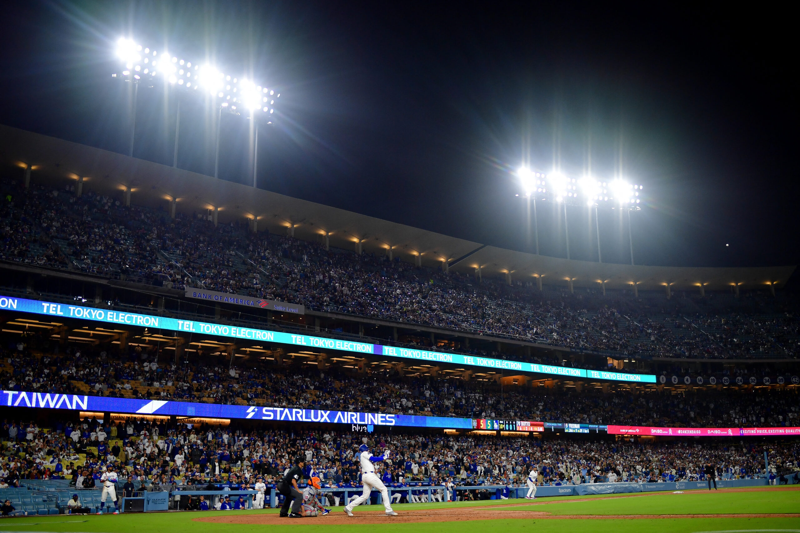 Dodger Stadium fan shows some impressive speed in 'idiot on the field' appearance at Mets-Dodgers