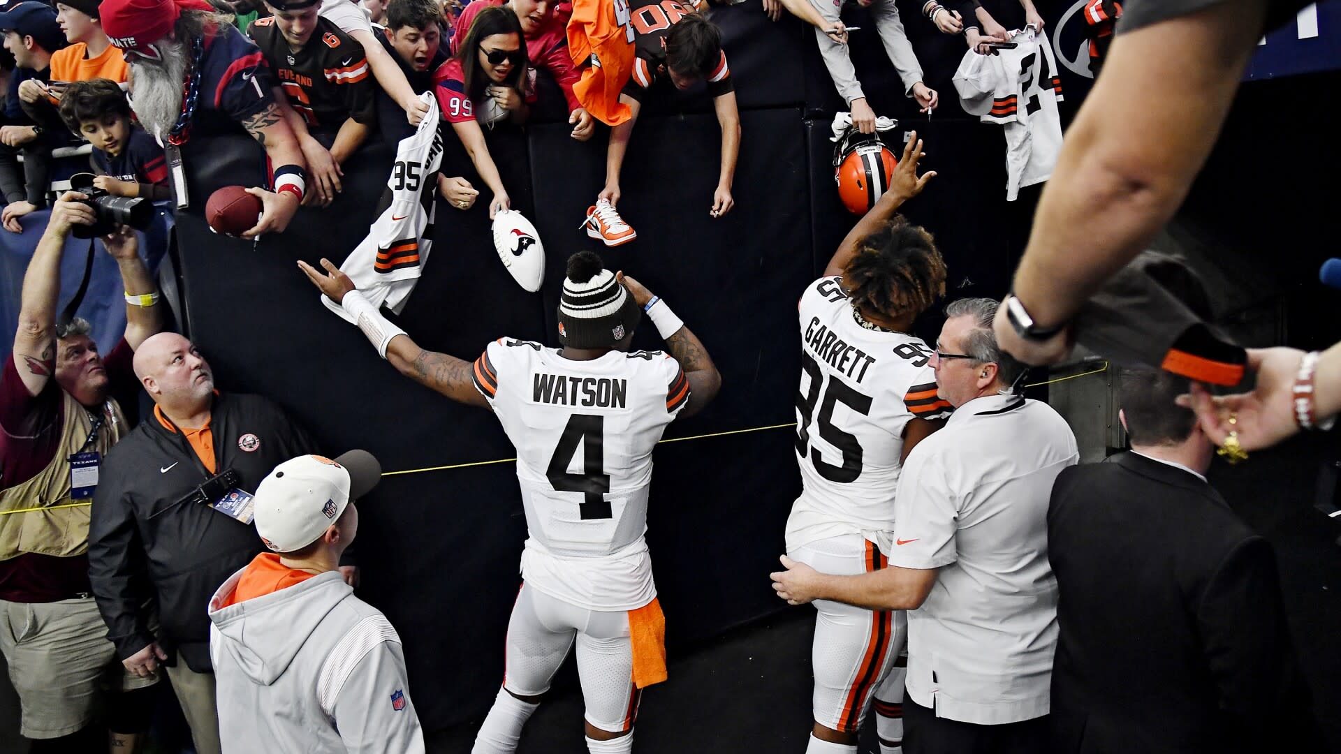 Here’s a Myles Garett trade scenario that would solve Cleveland’s biggest problem