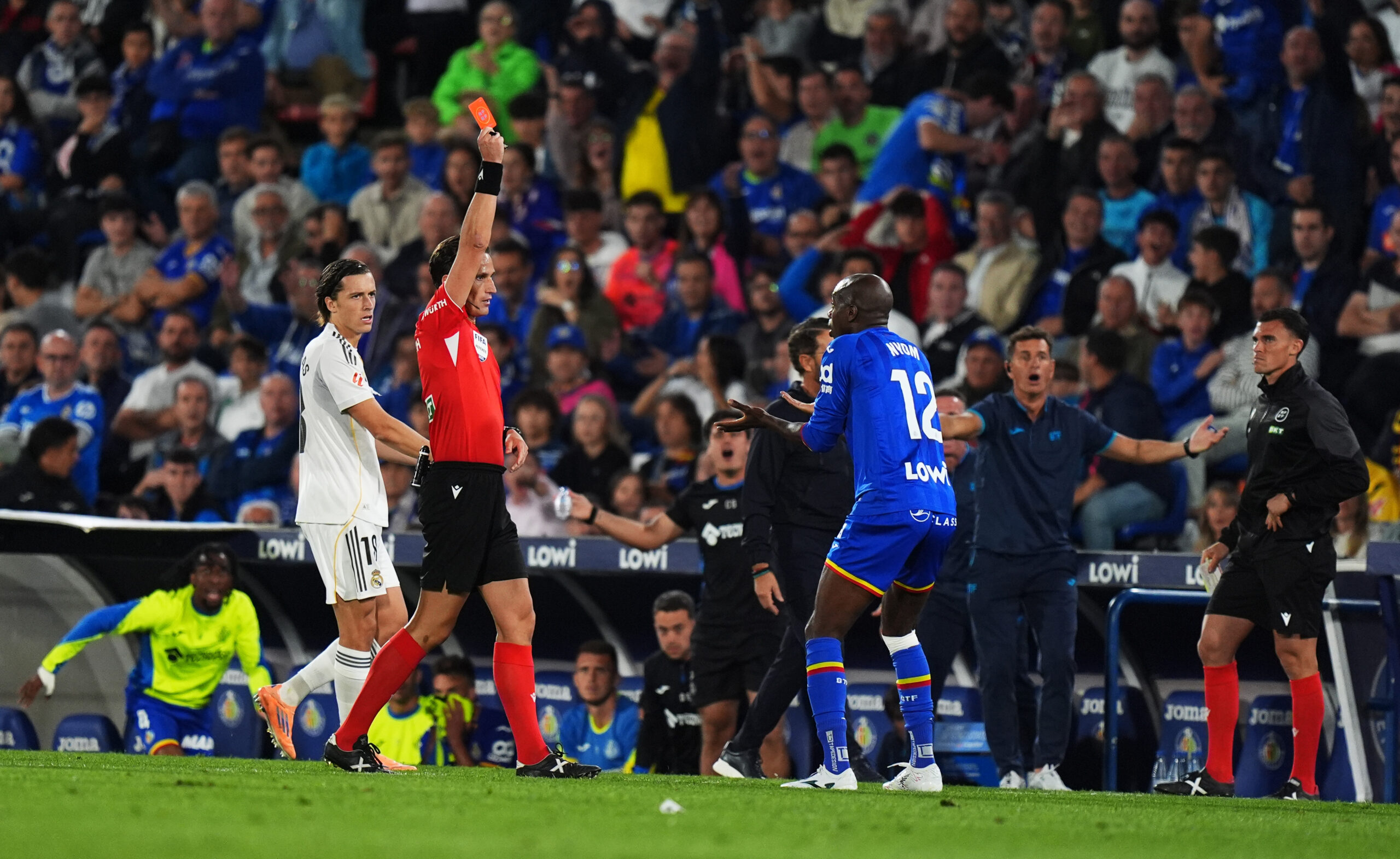 ❌ Foul on Vini Jr, instant red: Real rival sent off in 37 seconds